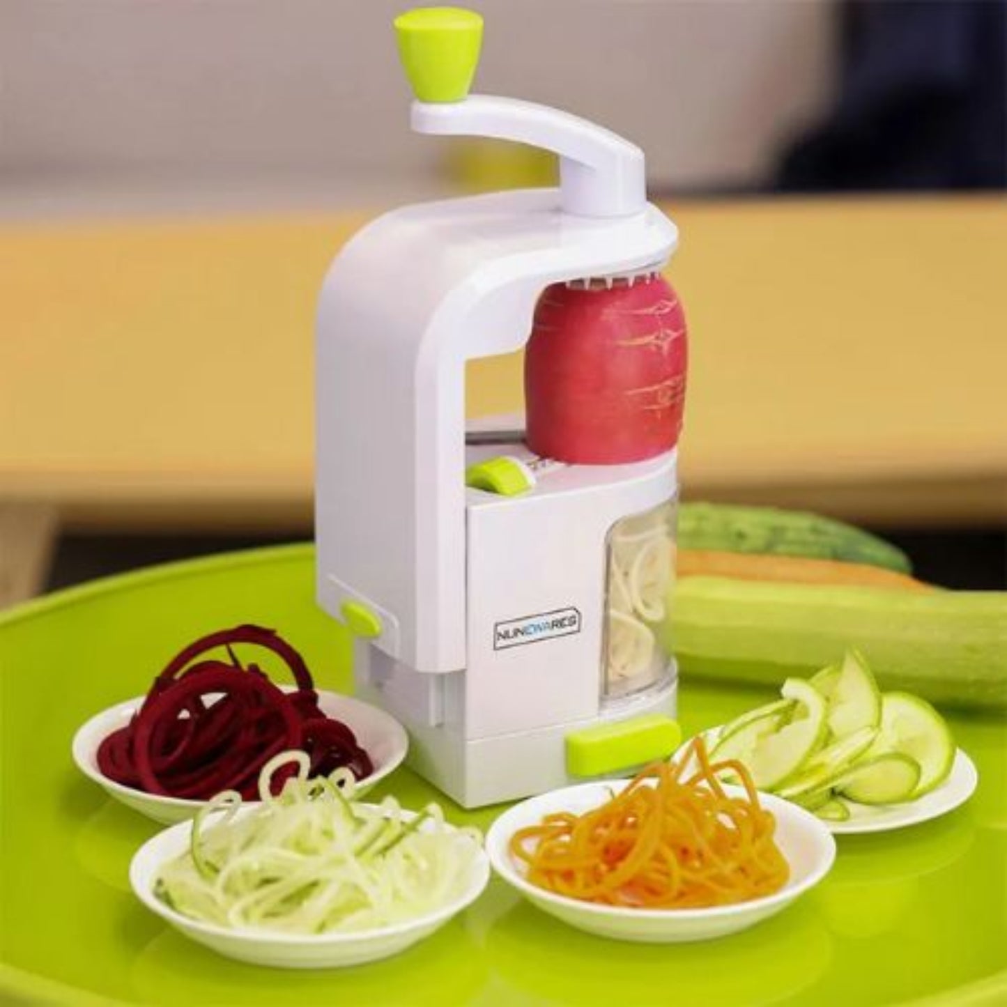 coupe legumes spiralizateur pour créer des spaghettis de courgettes et carottes"