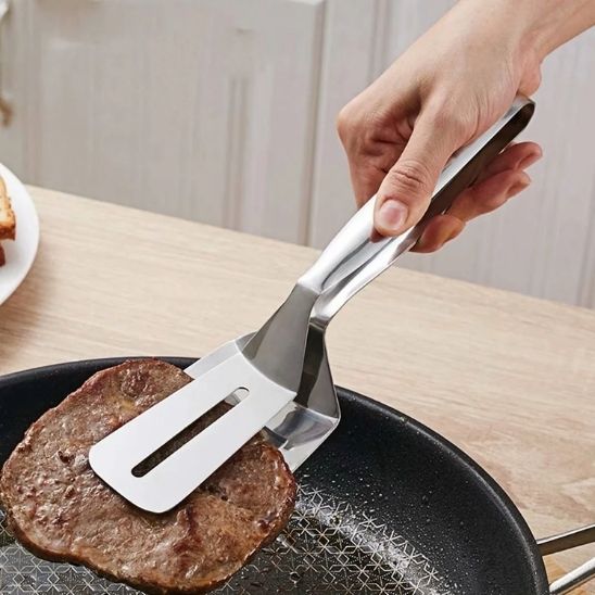 La spatule qui prend un aliment avec facilité.