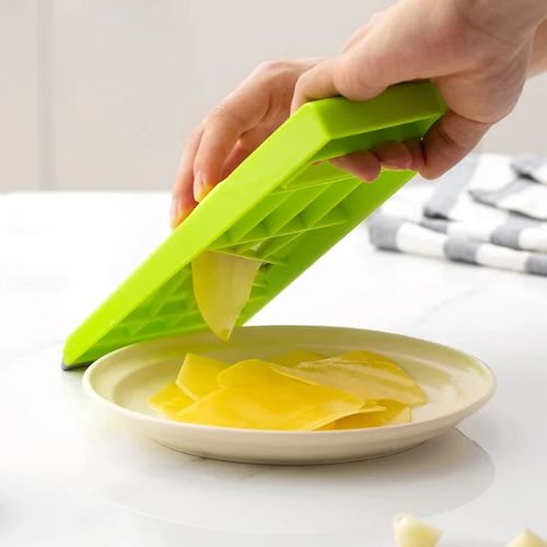 Mandoline japonaise multifonctionnel en action - coupe précise
