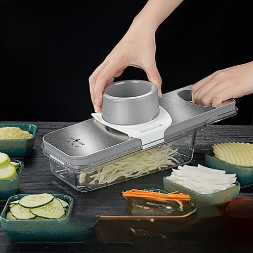 Mandoline japonaise inoxydable en action - coupe précise
