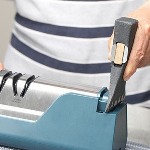 "Affûteur de couteaux professionnel aiguisant une hache - résultat tranchant en 30 secondes