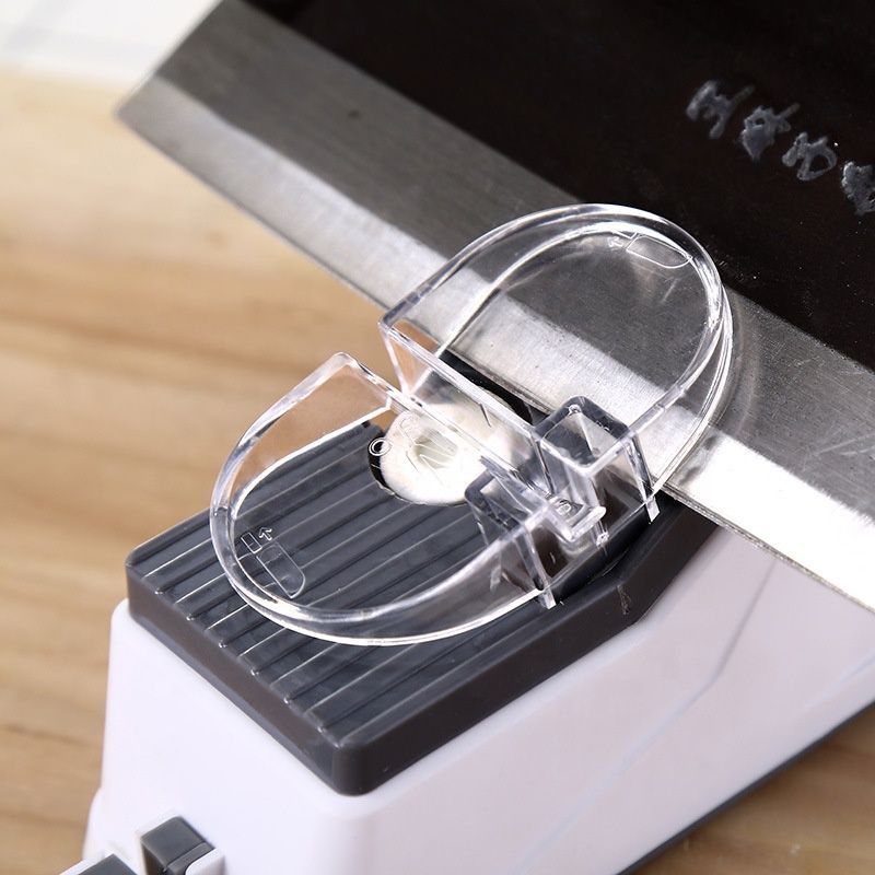 Gros plan mécanisme d'affûtage professionnel RapidSharp pour couteaux de cuisine