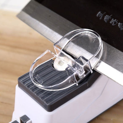 Gros plan mécanisme d'affûtage professionnel RapidSharp pour couteaux de cuisine