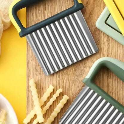 Coupe frite dentelée coupant une carotte
