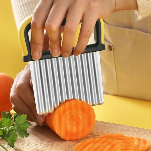 Coupe frite dentelée coupant une carotte
