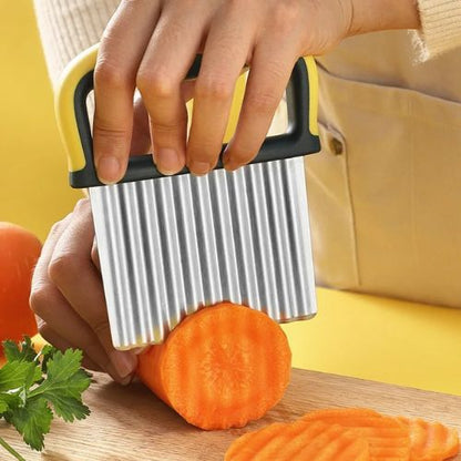 Coupe frite dentelée coupant une carotte
