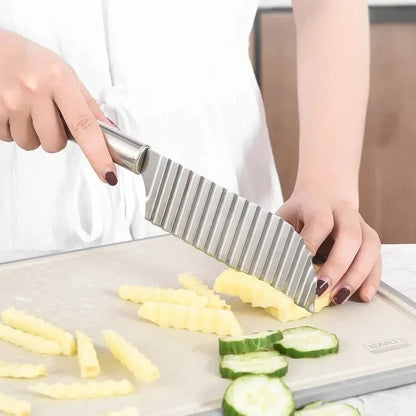 coupe frite ondulée inox coupant une pomme de terre
