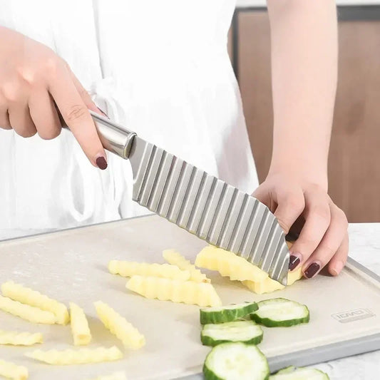 coupe frite ondulée inox coupant une pomme de terre
