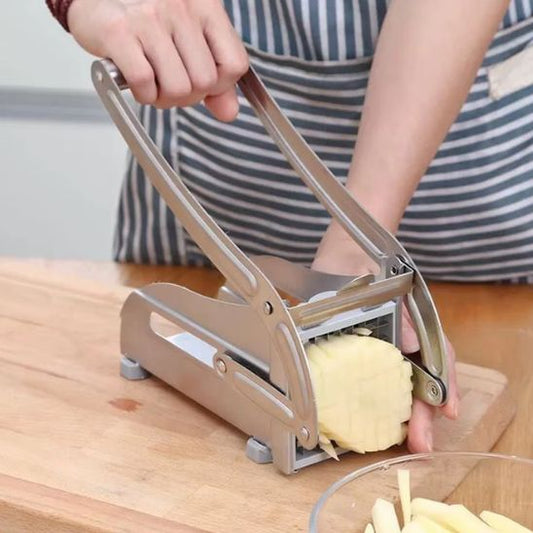 Coupe frite professionnelle en acier inoxydable coupant une pomme de terre
