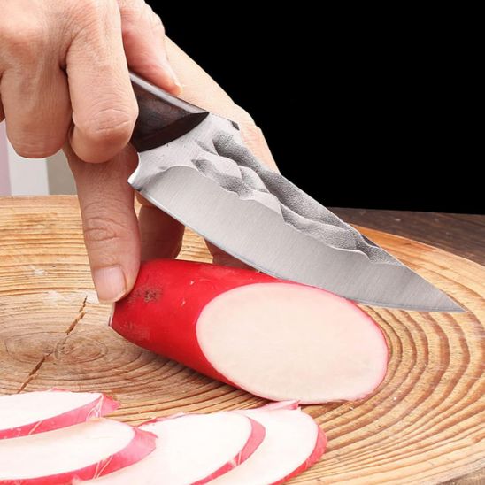 Couteau cuisine tranchant un radis.