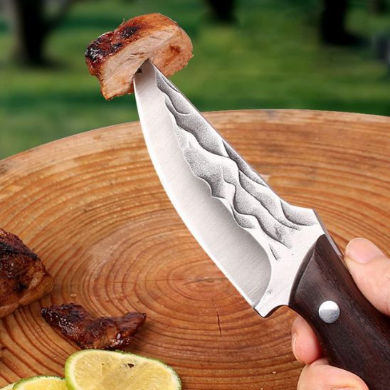 Couteau cuisine avec un morceau de saucisse.