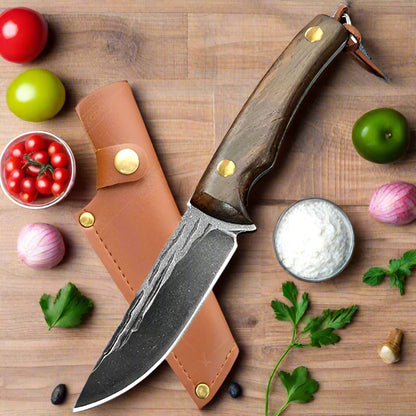 Couteau de cuisine sur planche à découper - outil professionnel pour toutes préparations culinaires
