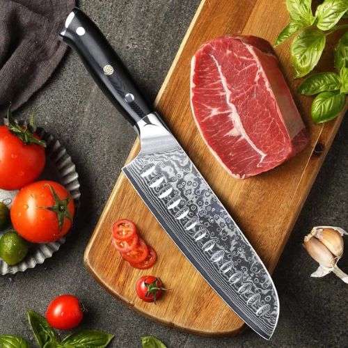 Couteau japonais avec un morceau de viande.