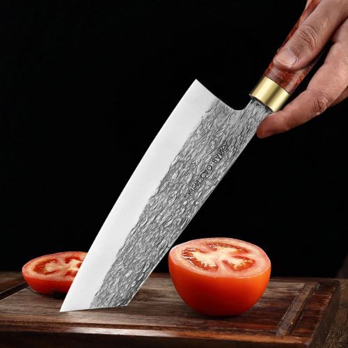 Couteau japonais coupant tomate précisément
