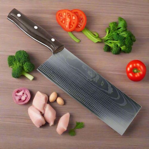 Couteau japonais sur comptoir avec aliments frais
