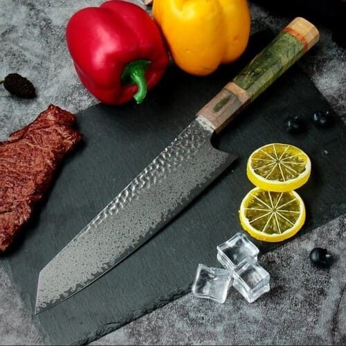 Couteau japonais chef sur planche avec citron
