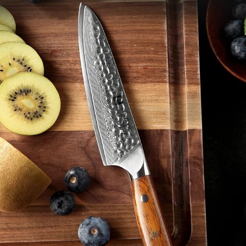 Couteau japonais santoku XINZUO sur planche bois
