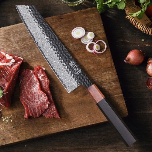 Couteau japonais Kiritsuke sur planche avec viande
