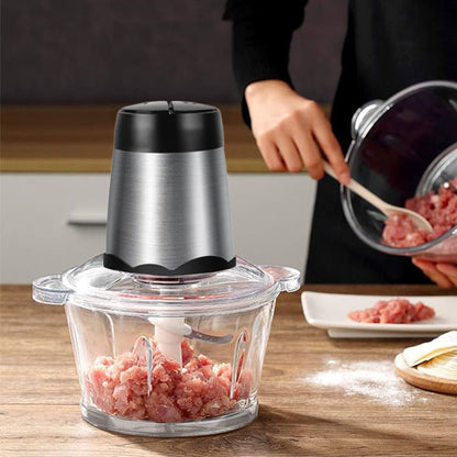Hachoir électrique en action préparation culinaire rapide