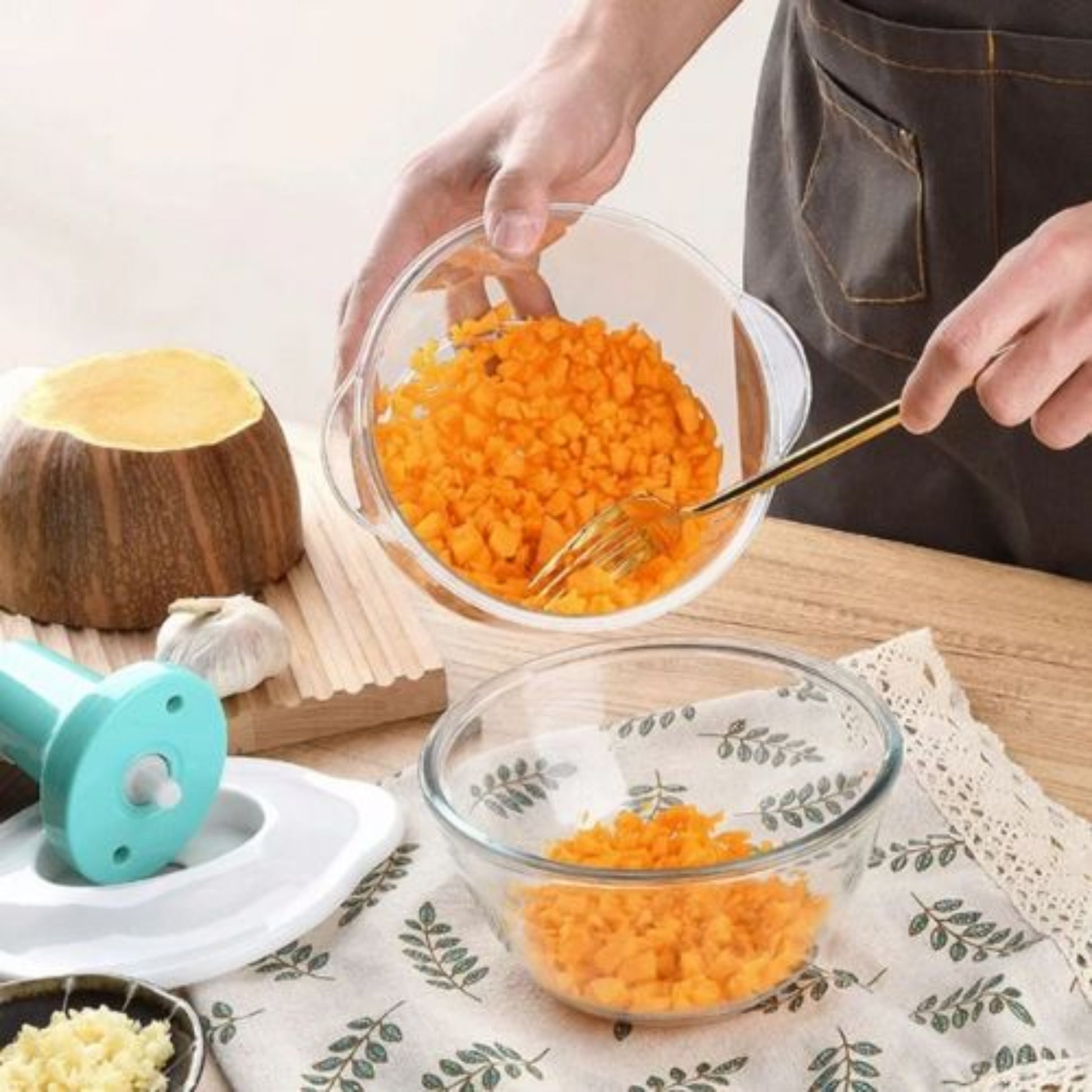 Hachoir manuel pour hacher carottes et légumes frais
