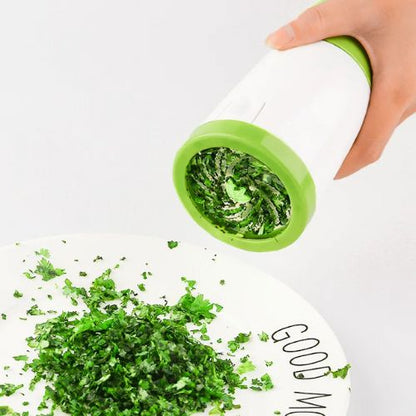 Hachoir manuel coupant du persil frais finement
