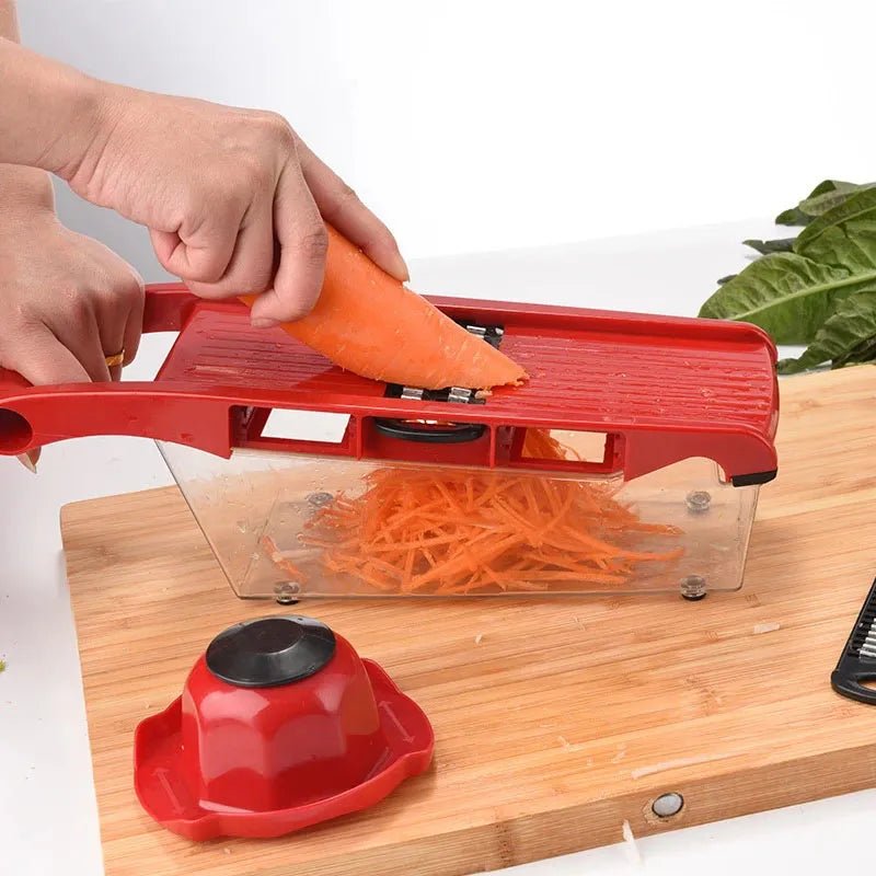 Mandoline cuisine rouge en action - coupe de légumes précise
