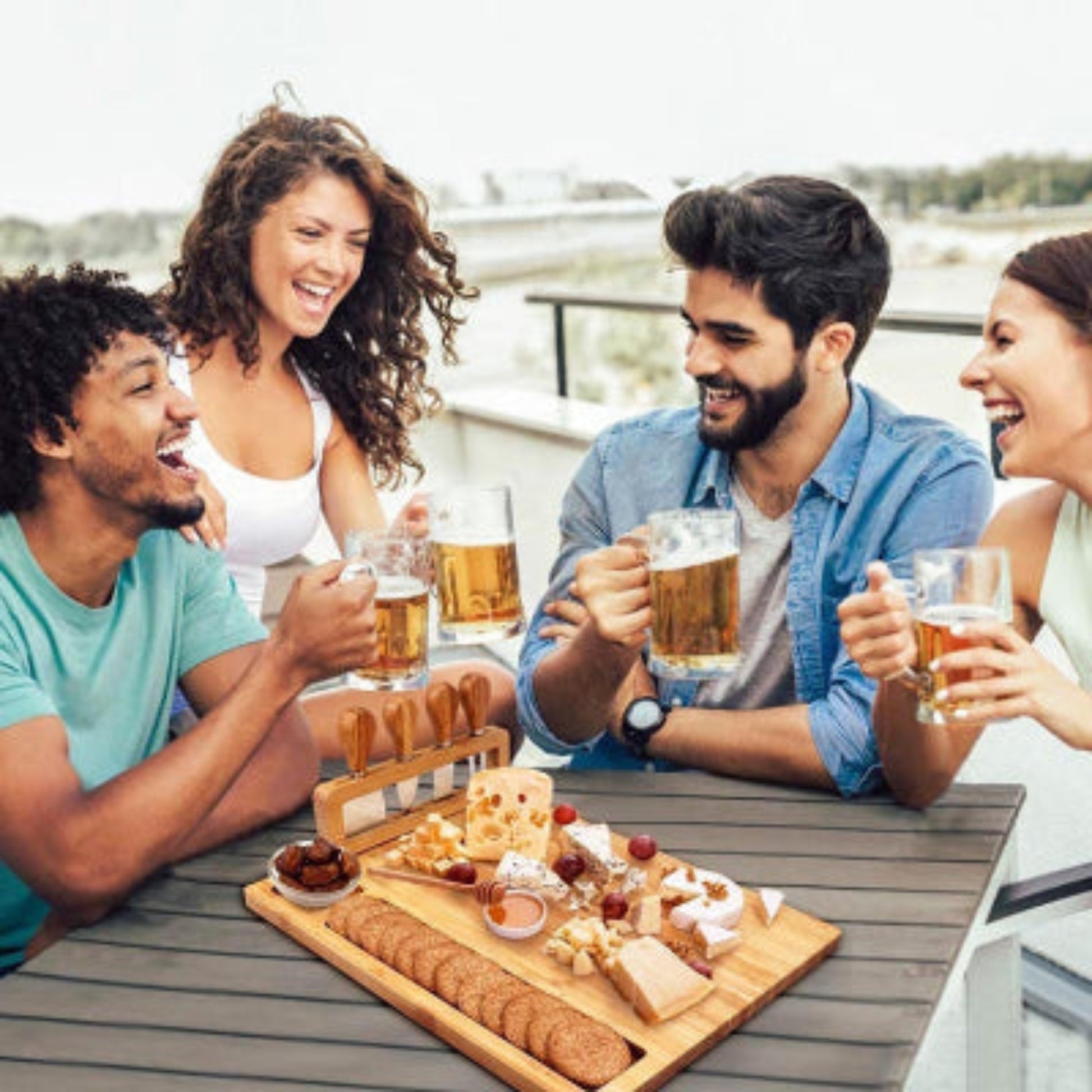 Planche à découper bois bambou dans une cuisine moderne, symbole du plaisir de cuisiner au quotidien