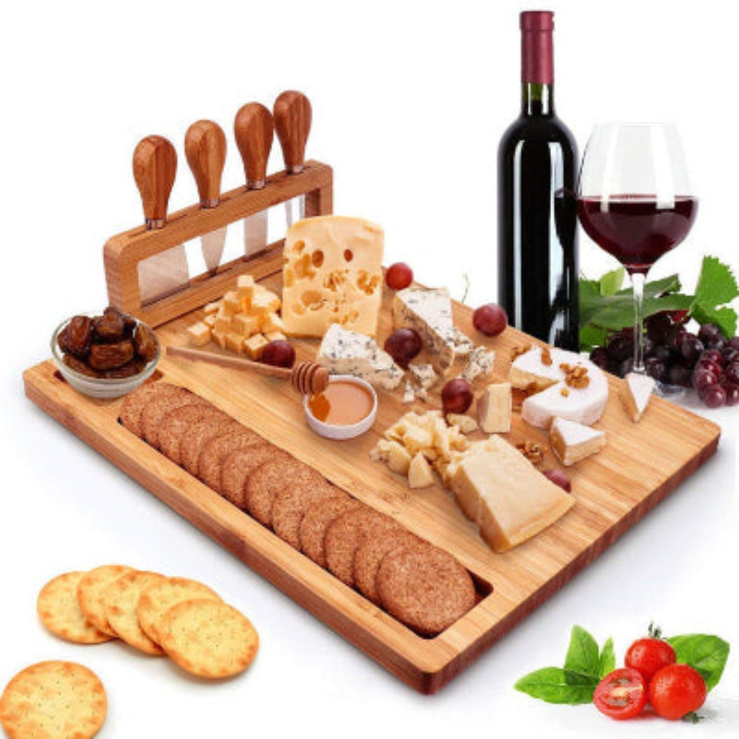 Planche à découper bois bambou utilisée comme plateau de service élégant pour apéritif