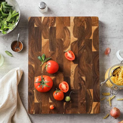 Planche à découper bois double face pour tomates fraîches
