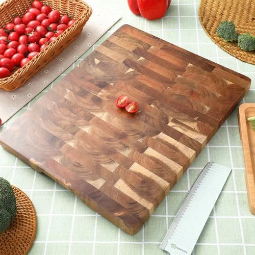 Planche à découper bois acacia avec tomates cerises
