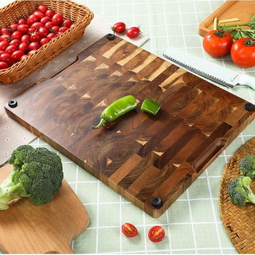 Planche à découper bois acacia avec haricots verts
