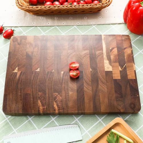 Planche à découper bois acacia avec petites tomates
