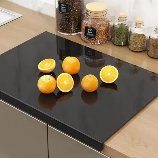 Planche a decouper acrylique avec oranges fraîches
