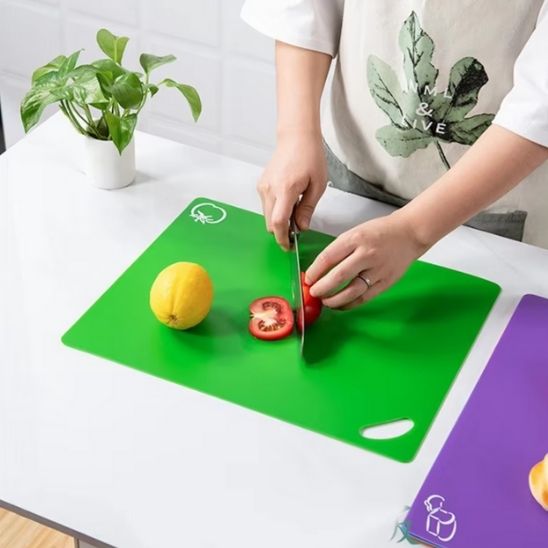 Planche a decouper flexible utilisation facile
