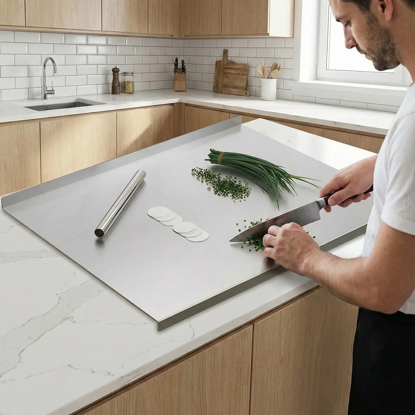 Homme hachant des fines herbes sur planche à découper professionnelle