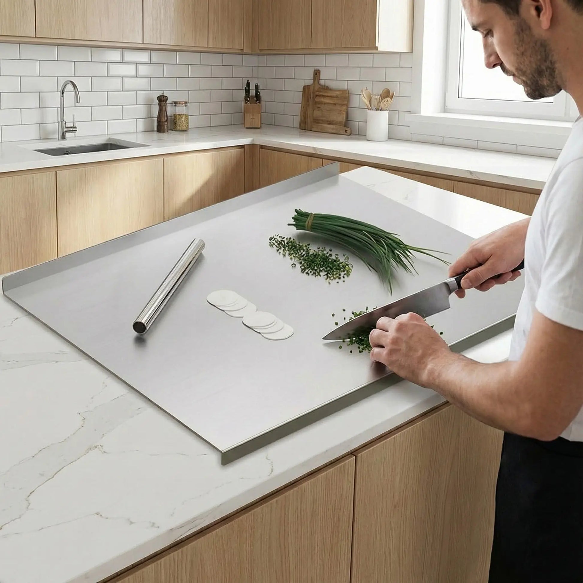 Homme hachant des fines herbes sur planche à découper professionnelle