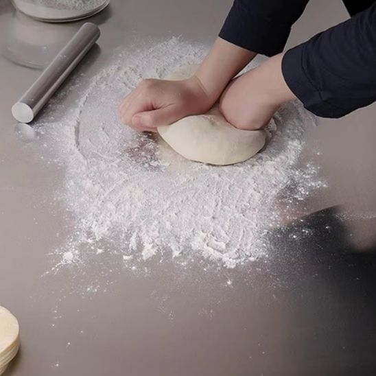 Planche a decouper acier inoxydable pour pâte
