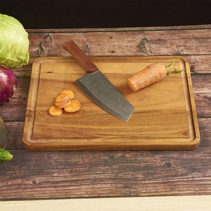 Planche a decouper bois avec légumes frais
