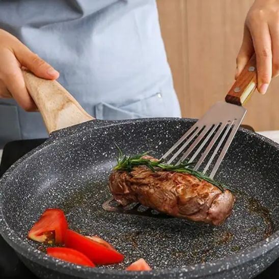 La spatule avec son manche en bois.
