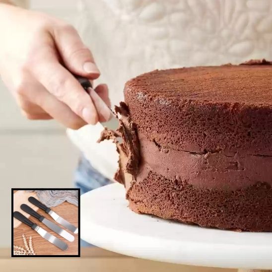 Spatule étend le glaçage sur le côté.