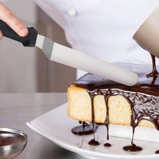 Spatule étend le coulis au chocolat.