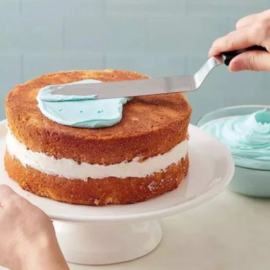 Spatule étend le glaçage.