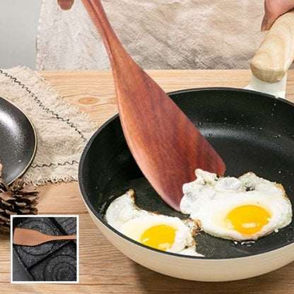 Spatule en bois tournant des œufs.