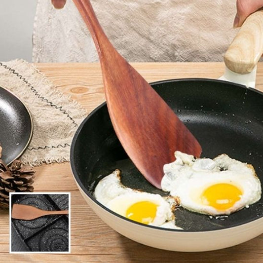 Spatule en bois tournant des œufs.
