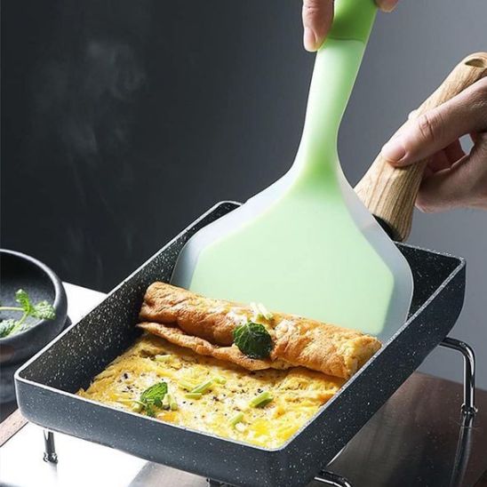 Spatule tournant une omelette.