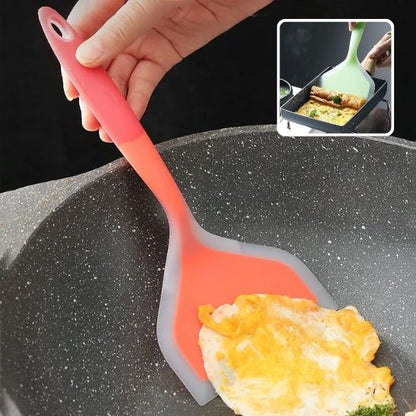 Spatule rouge tournant un œuf.
