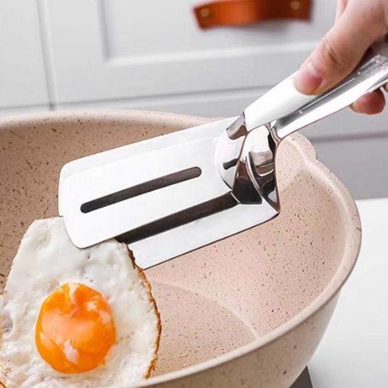 Spatule qui tourne un œuf